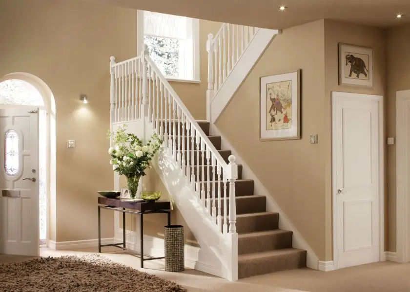 Lorong Rumah dengan Cat Tembok Warna Cream